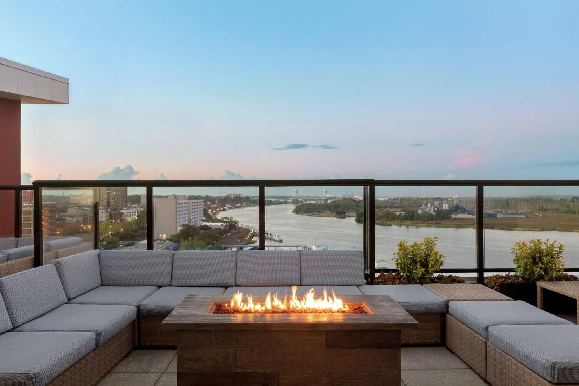 Embassy Suites By Hilton Wilmington Riverfront Bagian luar foto
